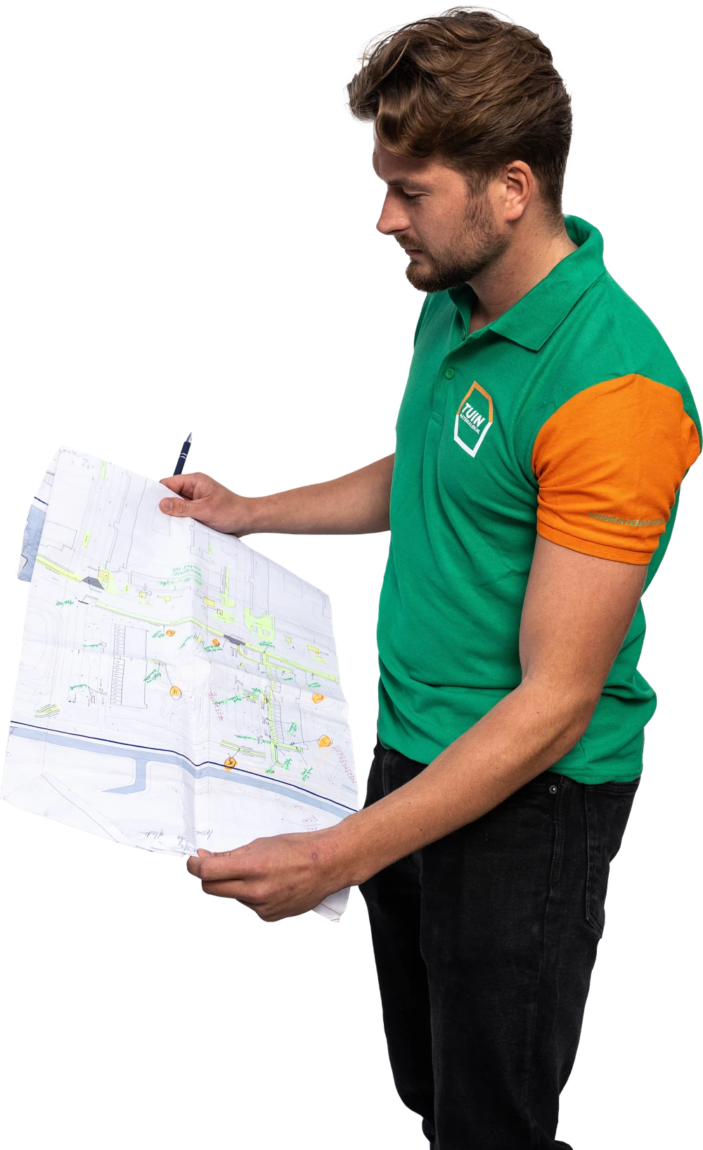 Onze collega denkt mee met een tuintekening in de hand