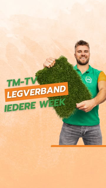 Onze collega met een stuk kunstgras op de cover van TM-TV Legverband
