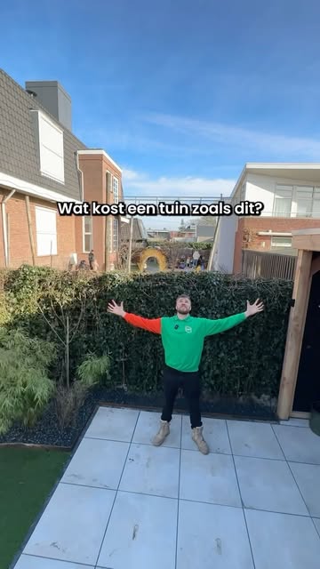 Onze collega in een aangelegde tuin in de video: Wat kost een tuin zoals dit?