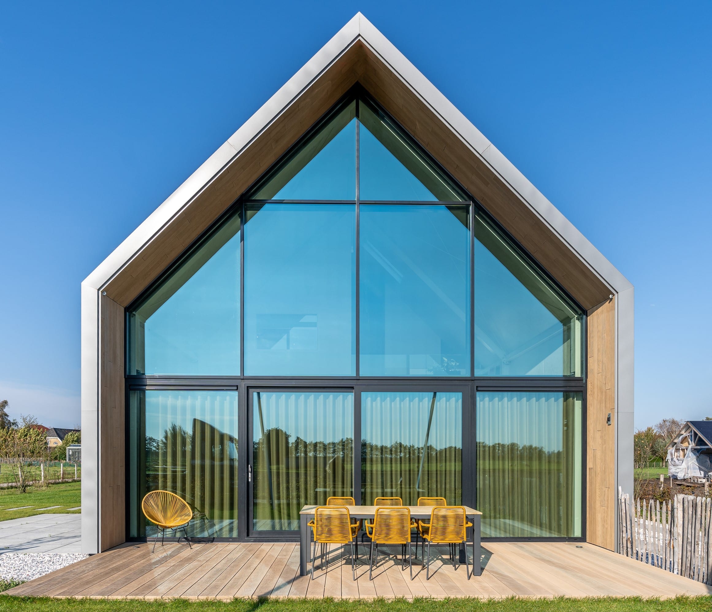 Moderne woning met hoge glazen pui en Millboard bekleding