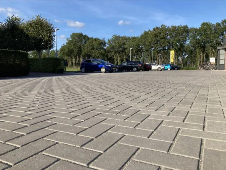 Grijze Tremico betonklinkers in een aangelegde buitenruimte