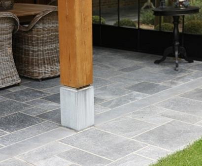 <p>Natuursteen tegels brengen een luxe en authentieke uitstraling naar je tuin. Bij Tuinmaterialen.nl vind je een prachtig assortiment van tegels in verschillende soorten en kleuren, ideaal voor terrassen, paden of opritten. Deze tegels zijn duurzaam, onderhoudsvriendelijk en bestand tegen weersinvloeden. Kies voor natuursteen tegels en geef je buitenruimte een tijdloze, natuurlijke charme die jarenlang meegaat.</p>
