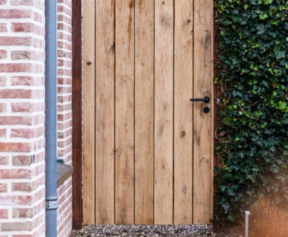 <p>Maak uw tuin compleet en beveiligd met onze stijlvolle en stevige tuindeuren. Of u nu kiest voor een moderne, landelijke of klassieke uitstraling, onze tuindeuren bieden privacy en een fraaie toegang tot uw buitenruimte. Beschikbaar in diverse materialen en afmetingen, zodat u altijd een deur vindt die perfect bij uw tuin past. Onze duurzame tuindeuren zijn weerbestendig en ontworpen voor jarenlang gebruiksgemak en veiligheid.</p>
