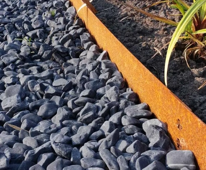 <p>Metalen kantopsluiting biedt een strakke, duurzame oplossing voor het afbakenen van tuinpaden, borders of gazons. Bij Tuinmaterialen.nl vind je een breed assortiment kantopsluitingen die eenvoudig te installeren zijn en je tuin een moderne uitstraling geven. Ze zijn bestand tegen de elementen, vergen weinig onderhoud en zorgen voor een nette en georganiseerde tuin. Kies voor metalen kantopsluiting en geef je tuin een professionele afwerking.</p>
