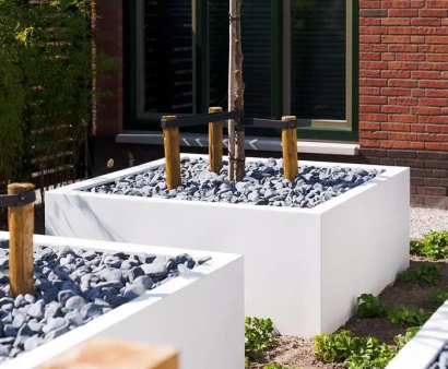 <p>Plantenbakken zijn een mooie en veelzijdige manier om groen toe te voegen aan je buitenruimte. Bij Tuinmaterialen.nl vind je een breed assortiment plantenbakken in verschillende stijlen, maten en materialen, perfect voor het creëren van gezellige hoekjes en stijlvolle accenten. Of je nu kiest voor modern of klassiek, onze plantenbakken bieden duurzame kwaliteit en passen in elke tuinsetting. Geef je tuin extra sfeer en kleur met onze mooie plantenbakken.</p>
