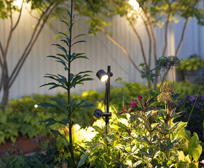 <p>Buiten spots bieden gerichte verlichting voor tuinaccenten, gevels, paden en opritten. Deze krachtige verlichting is ideaal voor het benadrukken van specifieke gebieden of objecten, zoals bomen of andere details. Bestand tegen weersinvloeden, zijn buiten spots perfect voor zowel functionele als sfeervolle verlichting in uw tuin. Verkrijgbaar in verschillende stijlen en materialen, zorgen ze voor een veilige, stijlvolle en energiezuinige verlichting van uw buitenruimte.</p>
