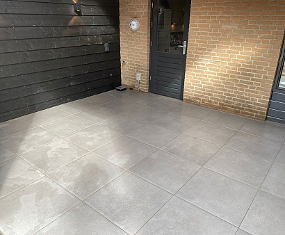 <p>Keramieke tegels 60x60 zijn een populaire keuze voor terrassen, paden en patio’s dankzij hun moderne en tijdloze uitstraling. Het vierkante formaat biedt een strakke afwerking, ideaal voor diverse tuinstijlen. Deze tegels zijn duurzaam, weerbestendig en onderhoudsvriendelijk, waardoor ze perfect zijn voor intensief gebruik buitenshuis. Verkrijgbaar in verschillende kleuren en texturen, zorgen keramieke tegels 60x60 voor een stijlvolle en praktische buitenvloer.</p>
