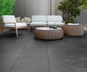 <p>Keramieke buitentegels 90x90 zijn een luxe keuze voor het creëren van een strak en modern terras, tuinpad of patio. Het royale formaat zorgt voor een ruimtelijke uitstraling en een minimaal aantal voegen. Deze tegels zijn weerbestendig, krasvast en eenvoudig te onderhouden, ideaal voor duurzaam buitengebruik. Verkrijgbaar in diverse kleuren en afwerkingen, bieden keramieke tegels 90x90 een stijlvolle en hoogwaardige afwerking voor elke buitenruimte.</p>
