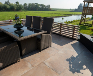 <p>Keramieke tegels 60x120 zijn ideaal voor het creëren van een moderne en luxe uitstraling in uw tuin, terras of patio. Dankzij het royale formaat zorgen ze voor een strak en ruimtelijk effect met minder voegen. Deze tegels zijn duurzaam, weerbestendig en onderhoudsvriendelijk, perfect voor langdurig buitengebruik. Verkrijgbaar in diverse kleuren en afwerkingen, bieden ze een stijlvolle en praktische oplossing voor elke buitenruimte.</p>
