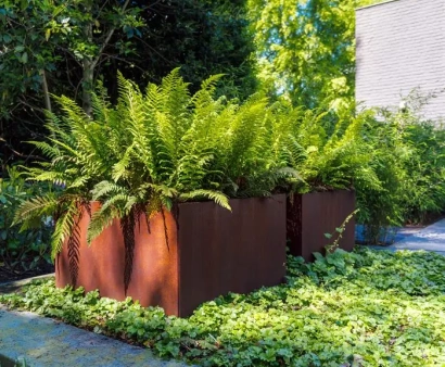 <p>Vierkante plantenbakken bieden een strakke en moderne uitstraling voor uw tuin, terras of balkon. Verkrijgbaar in diverse materialen zoals hout, cortenstaal of kunststof, zijn ze ideaal voor het planten van bloemen, struiken of kleine bomen. Deze bakken passen perfect in elke buitenruimte en helpen bij het creëren van geordende, stijlvolle groengebieden. Ze zijn duurzaam, gemakkelijk in onderhoud en voegen een esthetisch element toe aan uw tuin.</p>
