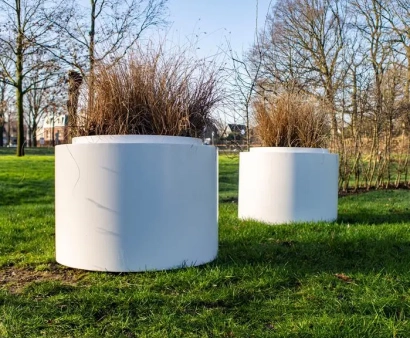 <p>Ronde plantenbakken bieden een stijlvolle en veelzijdige manier om uw planten te presenteren. Door hun elegante ronde vorm passen ze goed in zowel moderne als traditionele tuin- en interieurontwerpen. Verkrijgbaar in verschillende maten en materialen zoals kunststof, hout of beton, bieden deze bakken voldoende ruimte voor gezonde plantengroei. Ze zijn perfect voor het verfraaien van uw tuin, terras of balkon en voegen een decoratief element toe aan uw buitenruimte.</p>
