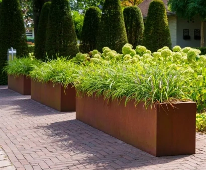 <p>Rechthoekige plantenbakken bieden een moderne en strakke oplossing voor het presenteren van uw planten. Ideaal voor zowel binnen als buiten, zijn ze perfect voor het creëren van groene accenten op terrassen, balkons of in de tuin. Verkrijgbaar in verschillende maten en materialen, zoals hout, kunststof of beton, voegen ze elegantie en functionaliteit toe aan elke ruimte, terwijl ze voldoende ruimte bieden voor gezonde plantengroei.</p>
