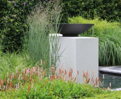 <p>Waterschalen zijn decoratieve en functionele accessoires voor uw tuin of terras. Deze schalen kunnen dienen als sierlijke waterpartijen, vogelbaden of simpelweg als stijlvol element in uw buitenruimte. Verkrijgbaar in diverse vormen, materialen en afmetingen, voegen waterschalen rust en elegantie toe aan uw tuin. Ze zijn perfect voor het creëren van een rustgevende sfeer en het bevorderen van biodiversiteit door vogels en andere dieren aan te trekken.</p>
