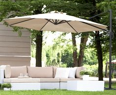 <p>Staande parasols bieden de perfecte schaduwoplossing voor uw tuin, terras of balkon. Ze zijn flexibel in te stellen, zodat u altijd de juiste hoeveelheid zon of schaduw kunt creëren. Deze parasols zijn verkrijgbaar in diverse vormen, maten en materialen, en bieden bescherming tegen de zon tijdens warme dagen. Dankzij het stevige ontwerp en de stabiliteit zijn ze ideaal voor buitengebruik, zowel functioneel als esthetisch.</p>
